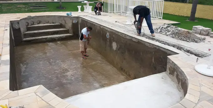 Reforma sendo realizada em piscina