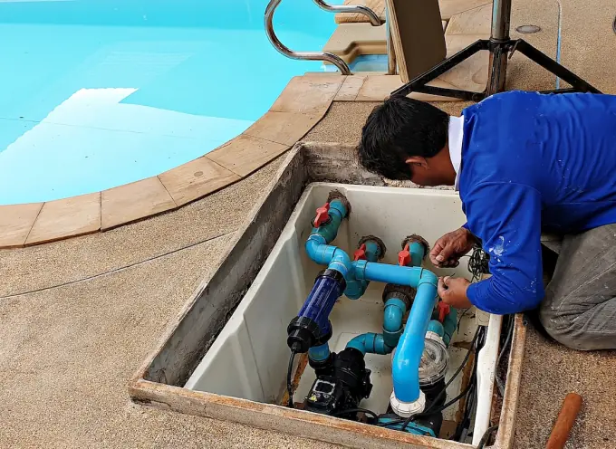 Equipe procurando vazamento de água no motor e equipamentos da piscina