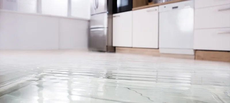 Piso de cozinha cheio de água de vazamento